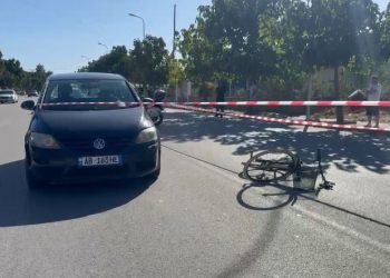 Gratë me biçikletë përplaset nga automjeti në Korçë pas një aksidenti të ndodhur këtë të martë në unazën e qytetit.