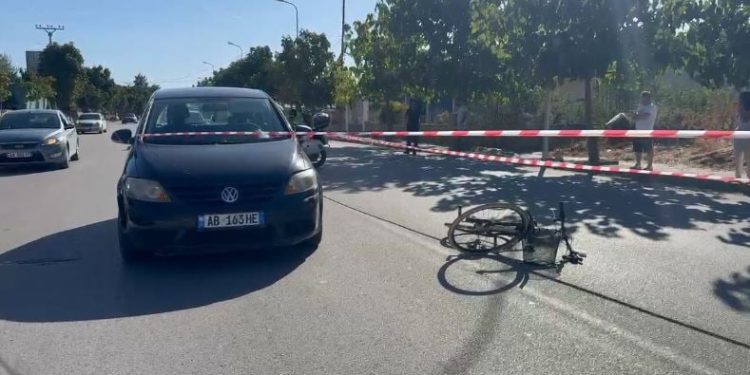 Gratë me biçikletë përplaset nga automjeti në Korçë pas një aksidenti të ndodhur këtë të martë në unazën e qytetit.