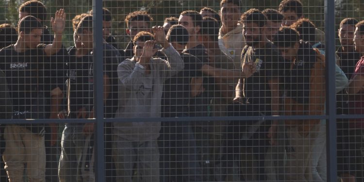 Greqia miraton një ligj të ashpër për azilkërkuesit e refuzuar, me burgim deri në 5 vjet dhe gjoba për ata që nuk e respektojnë largimin.