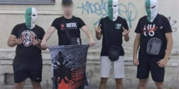 Grupi i tifozëve sulmon suedezin me bluzë shqiponje/ Gazetari: “Çkembari” përfaqëson huliganizmin që sfidon autoritetet