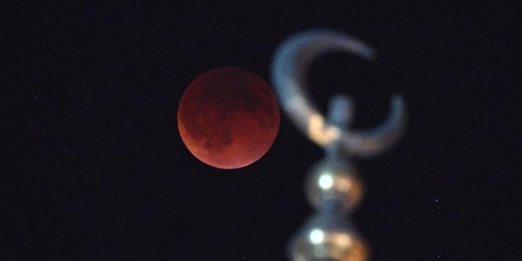 Hëna e Kuqe tërheq vëmendjen e botës, fotot publikohen.