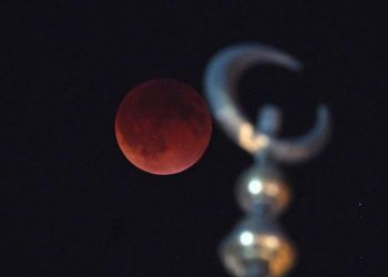 Hëna e Përgjakur ndriçon globin, shpërndahen imazhe të jashtëzakonshme nga vende të ndryshme.