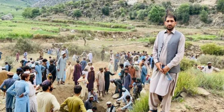 "Heshtja ka mbuluar fshatin, banorët shkopen varret e të afërmve" / Pamje e trishtë pas tërmetit tragjik në Afganistan: Pashë trupat e pajetë të fëmijëve...