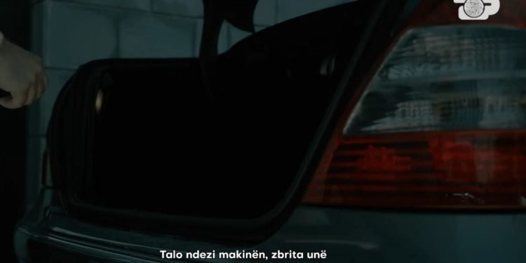 Historia e Brendshme: Pjesa e Grabjes së Fajdexhiut Nuredin Dumani: E godita me armë në gjoks, por ai u ngrit dhe nisi të luftonte
Sulmi i radhës po planifikohej në Elbasan, këtë herë përballë një individi të fuqishëm fizikisht dhe me pregatitje ushtarake... Në shënjestër ishte Xhemail Liçi, doganier me një profil të dyfishtë, kambist ilegal dhe fajdexhi.