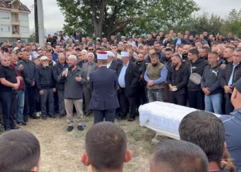 I dha lamtumirën e fundit vëllait, emocionet e forta me lot gjatë ceremonisë së varrimit