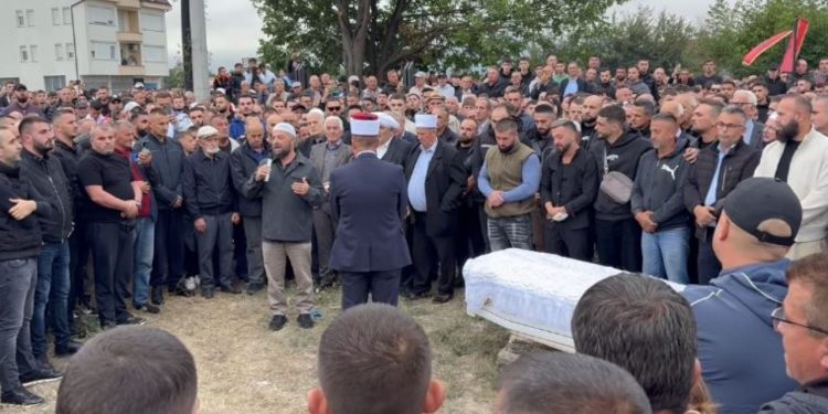 I dha lamtumirën e fundit vëllait, emocionet e forta me lot gjatë ceremonisë së varrimit