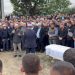 I dha lamtumirën e fundit vëllait, emocionet e forta me lot gjatë ceremonisë së varrimit