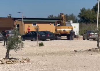 IKMT ndërhyn në Orikum, shemben dy ndërtese të palicencaura