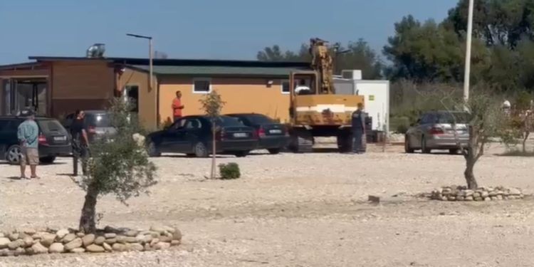 IKMT ndërhyn në Orikum, shemben dy ndërtese të palicencaura