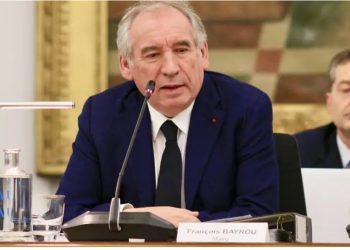 Kriza me buxhetin në Francë, Qeveria në udhëkryq