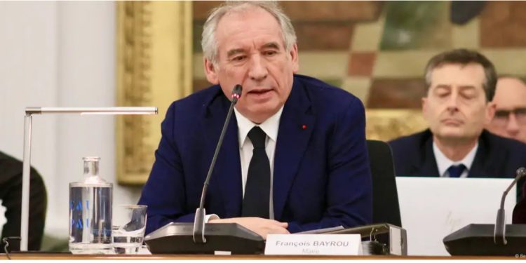 Kriza me buxhetin në Francë, Qeveria në udhëkryq