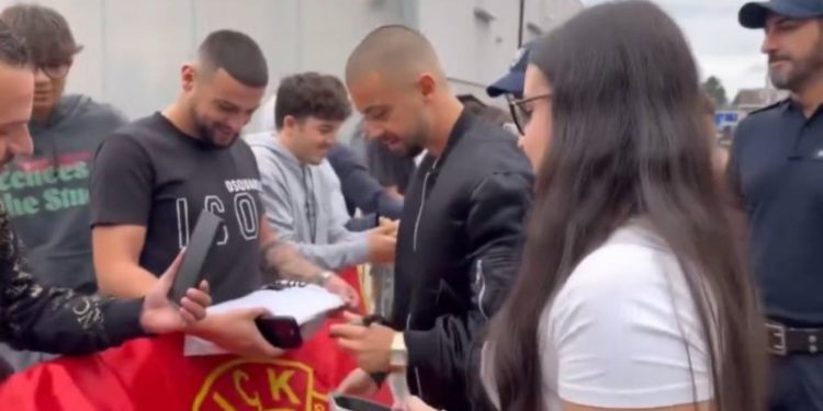 Zhegrova mbërrin në zyrat e Juventusit, ylli i Kosovës mirëpritet nga shqiptarët me flamurin e UÇK-së: Me këmbën e mbarë