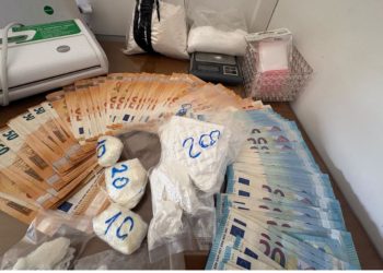 Drejtonte trafik droge edhe pse në arrest shtëpie, vihet në pranga shqiptari në Itali, sekuestrohet mbi 1 kg lëndë narkotike dhe 5000 euro cash