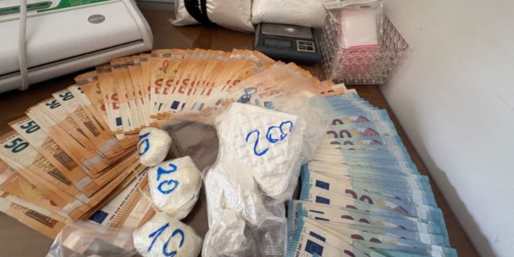 Drejtonte trafik droge edhe pse në arrest shtëpie, vihet në pranga shqiptari në Itali, sekuestrohet mbi 1 kg lëndë narkotike dhe 5000 euro cash