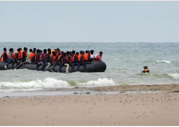 Britania e Madhe pezullon aplikimet për ribashkimin familjar të refugjatëve, Starmer thotë se do t’i japë fund përdorimit të hoteleve për të strehuar azilkërkuesit