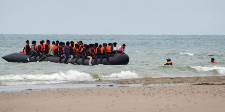 Britania e Madhe pezullon aplikimet për ribashkimin familjar të refugjatëve, Starmer thotë se do t’i japë fund përdorimit të hoteleve për të strehuar azilkërkuesit