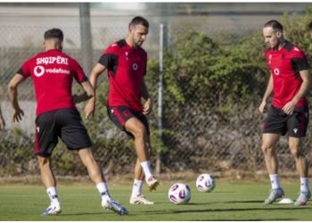 Kuqezinjtë e Kombëtares zhvillojnë seancën e parë stërvitore në kampin stërvitor në Malaga