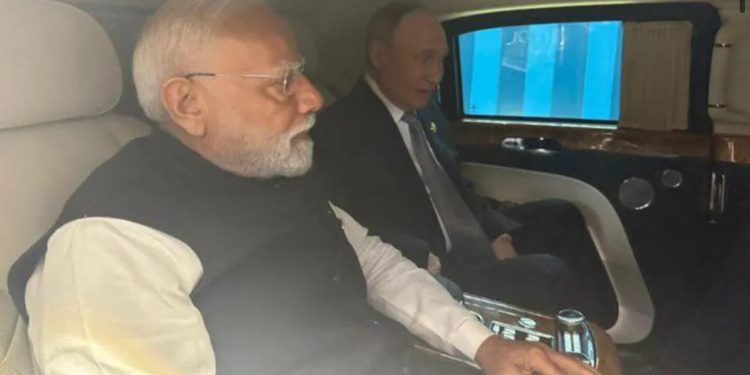 Modi zhvillon bisedime “të thella” në limuzinën e Putinit, liderët qëndrojnë 45 minuta brenda makinës së udhëheqësit rus