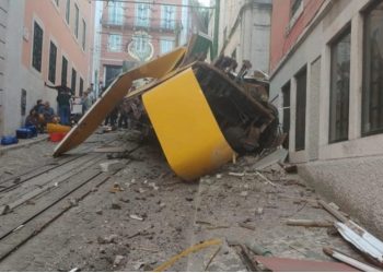 Aksident tragjik në Lisbonë/ Tramvaj del nga shinat dhe rrëzohet, tre persona humbin jetën, 9 të tjerë në gjendje të rëndë