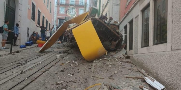 Aksident tragjik në Lisbonë/ Tramvaj del nga shinat dhe rrëzohet, tre persona humbin jetën, 9 të tjerë në gjendje të rëndë