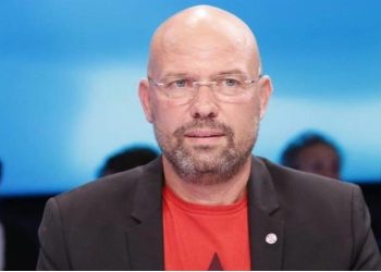 Ironia e Manjanit: “Me kodin që ka shkruar Arben Rakipi, edhe nëse ndjek modelin e tij, përfundon në burg”