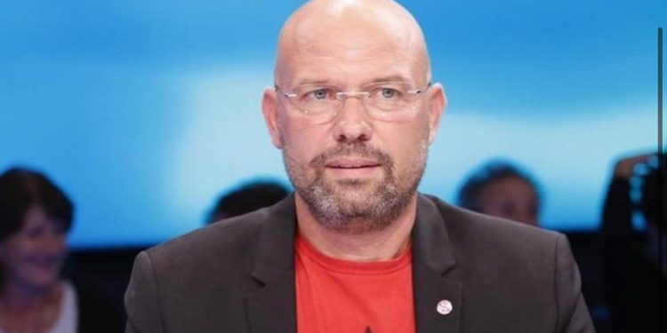 Ironia e Manjanit: “Me kodin që ka shkruar Arben Rakipi, edhe nëse ndjek modelin e tij, përfundon në burg”