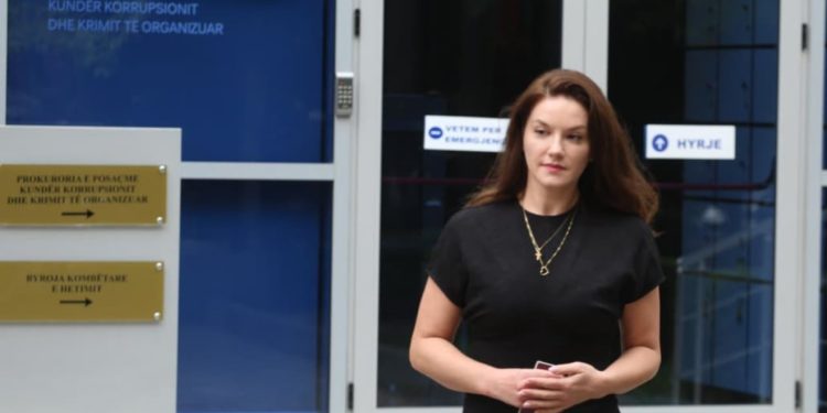 Në zbatim të masës “detyrim paraqitje”, Ajola Xoxa paraqitet në SPAK