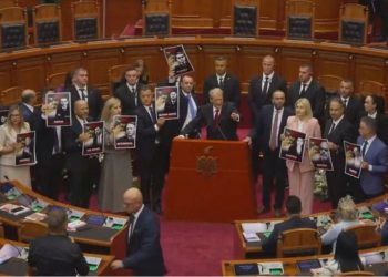 FOTO/ Dita e parë e Kuvendit, PD shpalos pankarta me akuza për socialistët