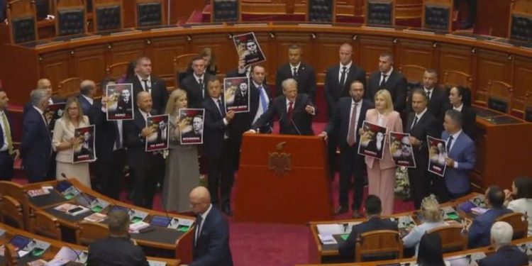 FOTO/ Dita e parë e Kuvendit, PD shpalos pankarta me akuza për socialistët