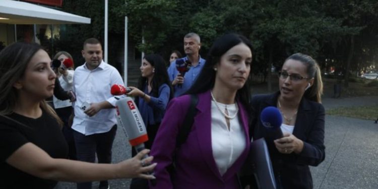 Debatet/ Kush është këshilltari socialist që bëri rezistencë për të firmosur për shkarkimin e Veliajt