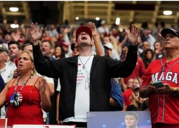 LIVE/ Funerali i Charlie Kirk, 200 mijë njerëz të pranishëm për t’i dhënë lamtumirën e fundit, prezent edhe Trump