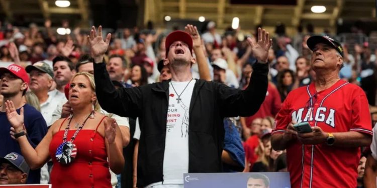 LIVE/ Funerali i Charlie Kirk, 200 mijë njerëz të pranishëm për t’i dhënë lamtumirën e fundit, prezent edhe Trump