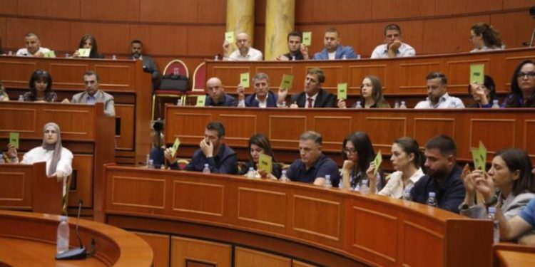 EMRAT/ Cilët janë 3 të besuarit e Veliajt që kanë bojkotuar mbledhjen për shkarkimit të kryebashkiakut! Mungon edhe kryetarja në detyrë, Anuela Ristani