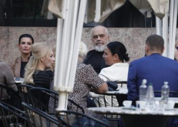 FOTOLAJM/ Pas takimit në selinë rozë Rama mbledh për kafe ekipin