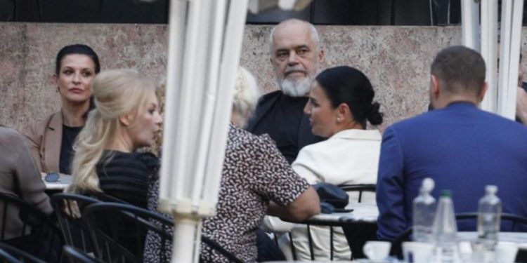 FOTOLAJM/ Pas takimit në selinë rozë Rama mbledh për kafe ekipin