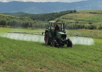 Si po rrënohen bujqësia dhe industria, në rënie prej më shumë se dy vitesh