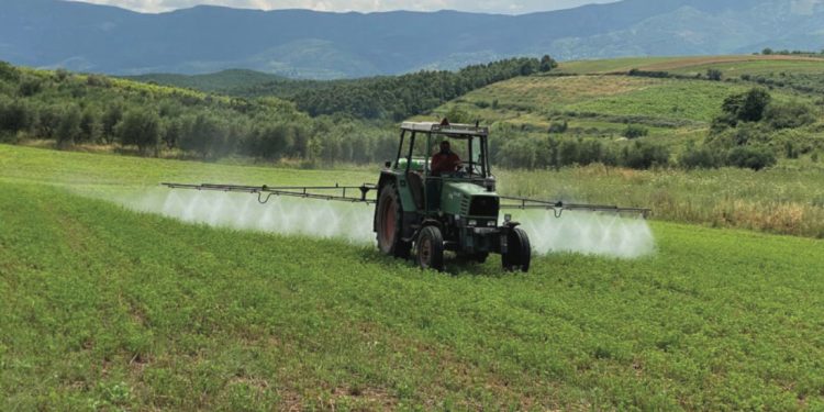 Si po rrënohen bujqësia dhe industria, në rënie prej më shumë se dy vitesh