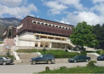 EMRAT/ SPAK zbarkon në Bashkinë e Tropojës, merret e pandehur Kryetarja e komanduar e Bashkisë