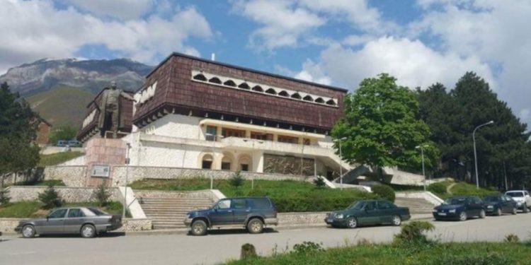 EMRAT/ SPAK zbarkon në Bashkinë e Tropojës, merret e pandehur Kryetarja e komanduar e Bashkisë