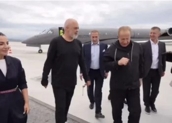 Përplasja mes aksionerëve të Aeroportit të Vlorës, Pacolli shkarkon administratorin