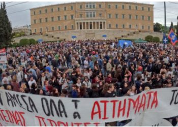 FOTO/ 14 ditë grevë urie për vdekjen e të birit, qindra njerëz mblidhen në Athinë