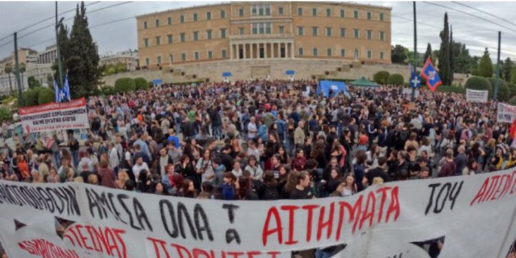 FOTO/ 14 ditë grevë urie për vdekjen e të birit, qindra njerëz mblidhen në Athinë