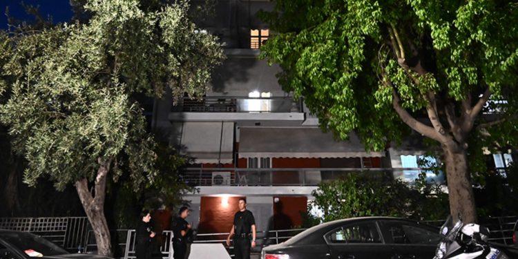 Informacione të reja mbi vdekjen e çiftit të moshuar në Athinë: Dyshohet se burri vrau gruan dhe më pas ia dha fund jetës, të dy kishin plagë nga zjarri.