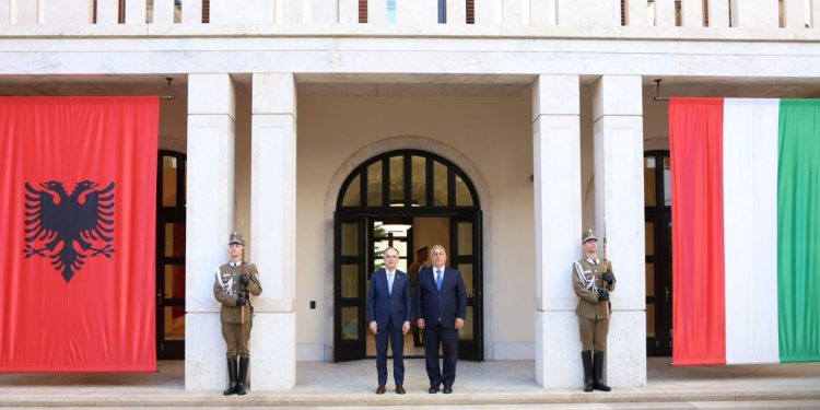 “Integrimi i rajonit në BE rrit sigurinë në territor”/ Kryeministri hungarez priti presidentin Begaj për diskutime mbi forcimin e bashkëpunimit mes dy vendeve.