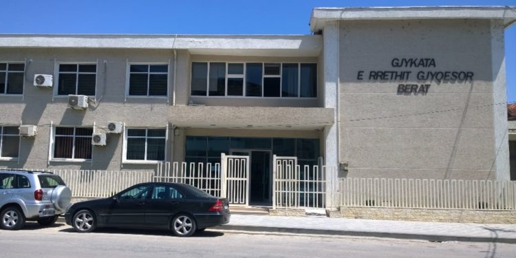 Ish-kreu i SHISH dhe djali i tij nën akuza për ‘zhbllokimin e sekreteve shtetërorë’ dhe ‘mbajtjen e armëve’, Prokuroria e Beratit vepron për tre vepra penale.