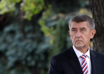 Ish-kryeministri çek goditet gjatë një proteste dhe dërgohet në spital.