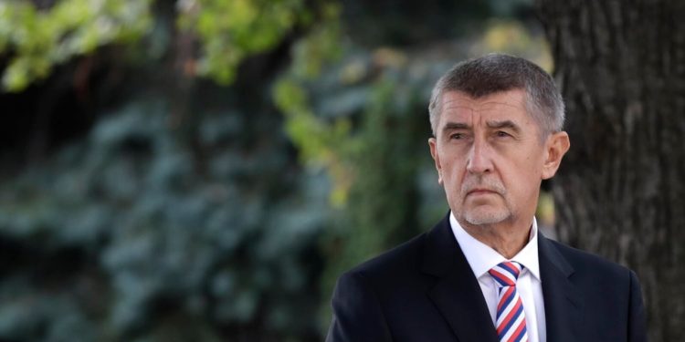 Ish-kryeministri çek goditet gjatë një proteste dhe dërgohet në spital.