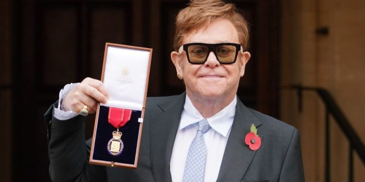 Iu nënshtrua një operacioni, kërkesa e çuditshme e Sir Elton John befasoi mjekun: I thashë se…