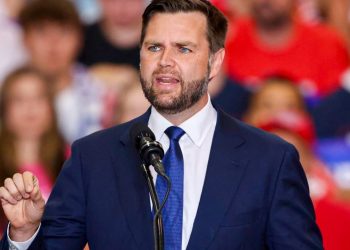 JD Vance në qendër të një polemike, zëvendëspresidenti amerikan mbështet një fushatë të gjerë ndaj kritikëve të Charlie Kirk.