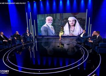 Ja momenti i qeshur: Klosi i përgjigjet Dumës në Top Story për Debatin e Diellës që ngjall interes në Shqipëri.